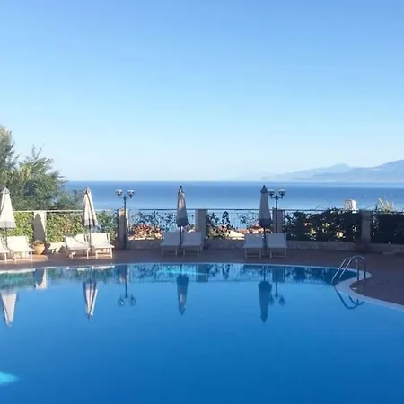 Magnifico Con Vista Panoramica Sul Mare, Terrazza Sul Tetto E Ampio Balcone , Magnificent Full Equipped Seaview Flat With Privat Parking Solarium And Terrace Pizzo (Calabria)