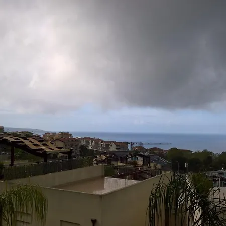 Magnifico Con Vista Panoramica Sul Mare, Terrazza Sul Tetto E Ampio Balcone , Magnificent Full Equipped Seaview Flat With Privat Parking Solarium And Terrace Appartement Pizzo (Calabria)