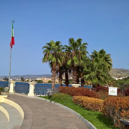 Magnifico Con Vista Panoramica Sul Mare, Terrazza Sul Tetto E Ampio Balcone , Magnificent Full Equipped Seaview Flat With Privat Parking Solarium And Terrace Appartement Pizzo (Calabria)